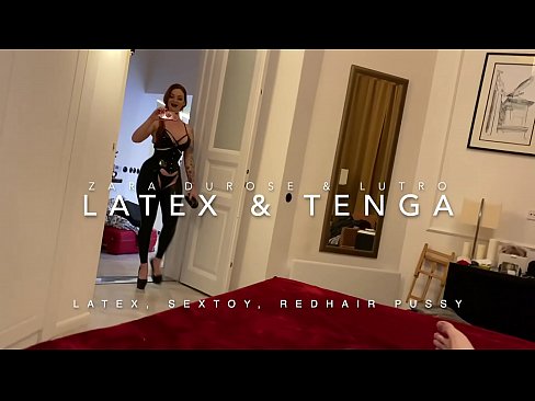 ❤️ Ngoanana e monyane ea nang le hlooho e khubelu ea apereng seaparo sa latex se kentsoeng ke ntate oa bobeli ❤  ️❤