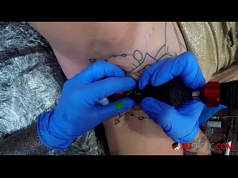 ❤️ Sully Savage ea nang le li-tattoo tse chesang haholo o ile a fumana tattoo clitoris ea hae ❤  ️❤